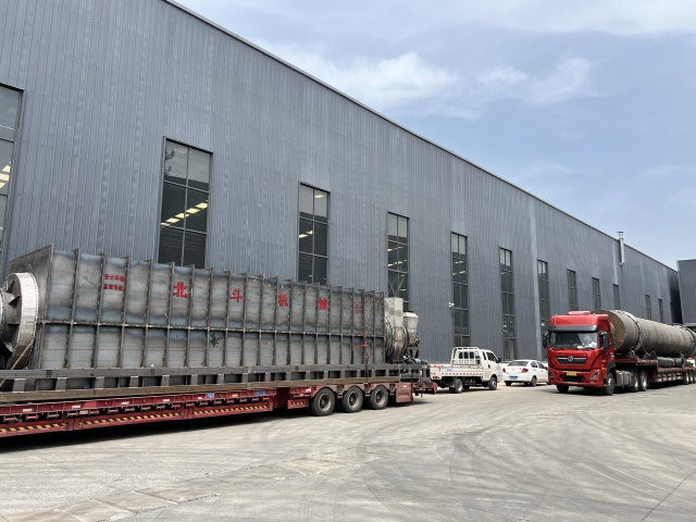 四輛掛車滿載烘干機、炭化爐設備及零部件奔赴客戶